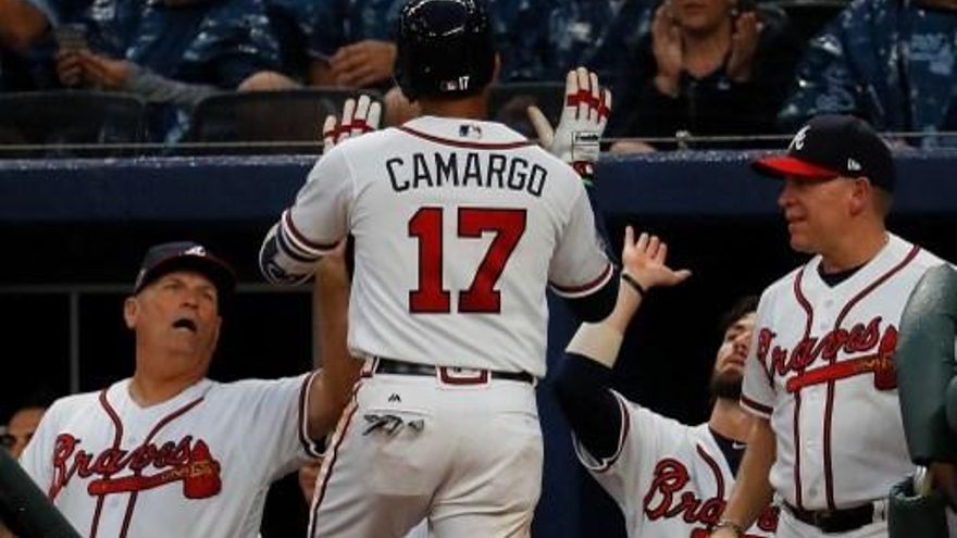 Johan Camargo celebra una anotación con los Bravos.