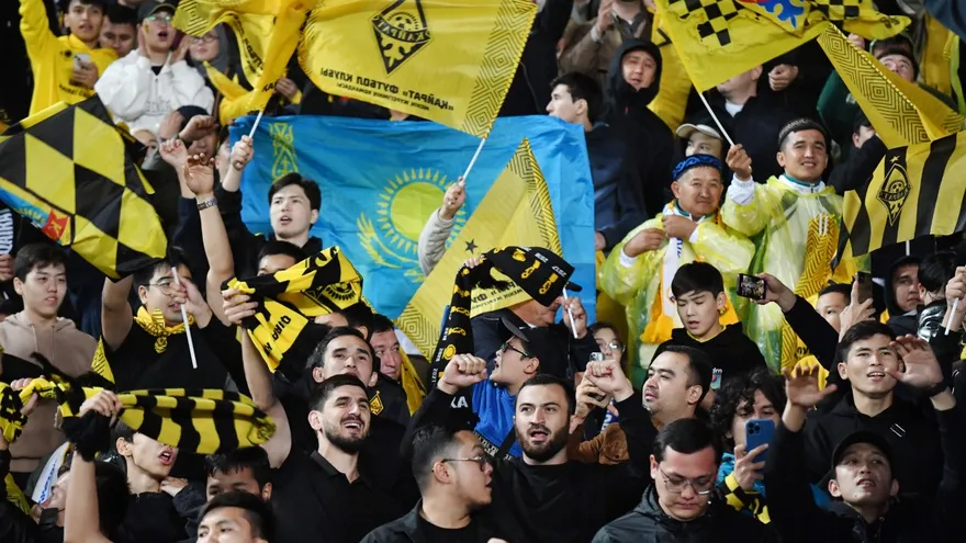 Fanáticos del Kairat Almaty en las gradas del estadio Almaty Ortalyk