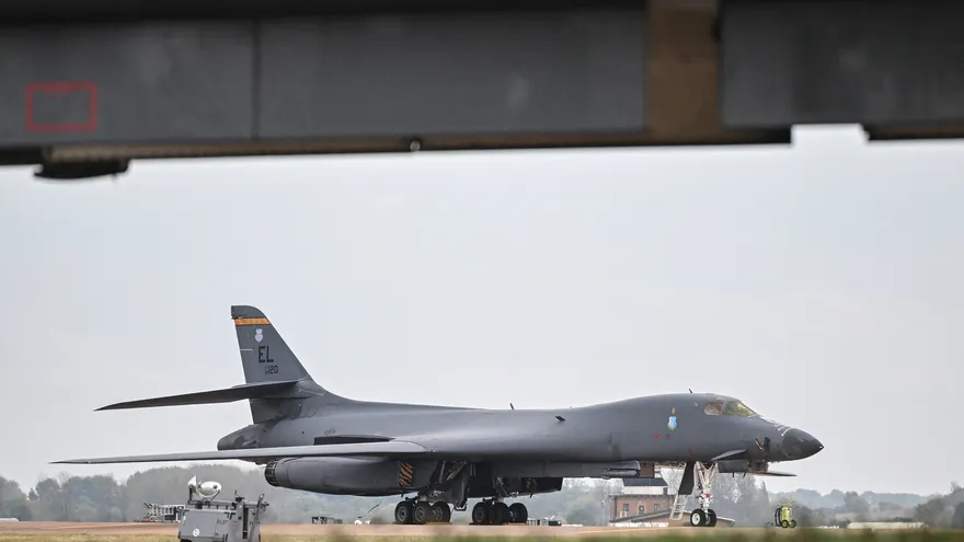 Un bombardero B-1 Lancer de la Fuerza Aérea de los Estados Unidos aparece en la pista de la base aérea de Fairford, en Fairford.