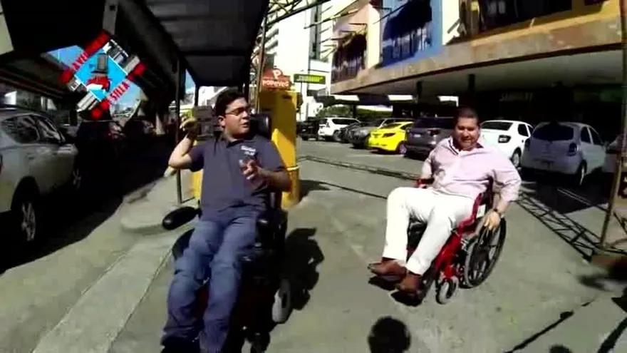 Rubén De León acompaña a Juanpi en silla de ruedas