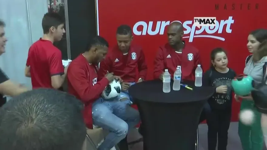 Jugadores de la Sele firman autógrafos