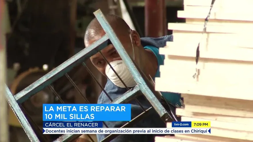 Detenidos en el Renacer trabajan en reparación de sillas escolares