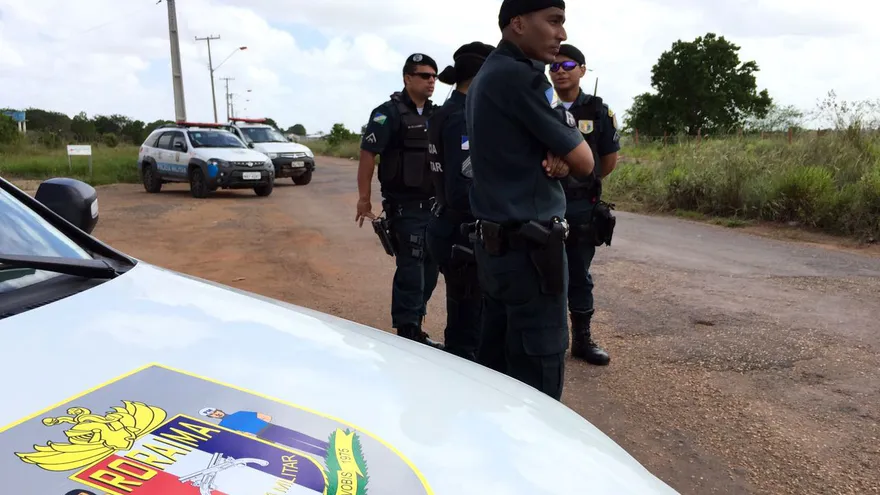Policías hacen una barricada a las afueras de una cárcel de la ciudad brasileña de Boa Vista