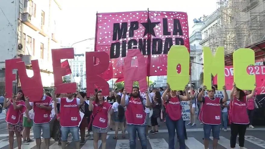 Miles de personas protestan contra políticas de la OMC en Buenos Aires