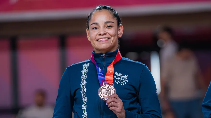 Kristine Jiménez posa con la medalla de bronce de los Juegos Suramericanos 2026