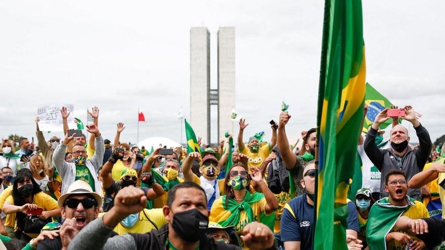Miles de brasileños en manifestaciones pro-Bolsonaro.