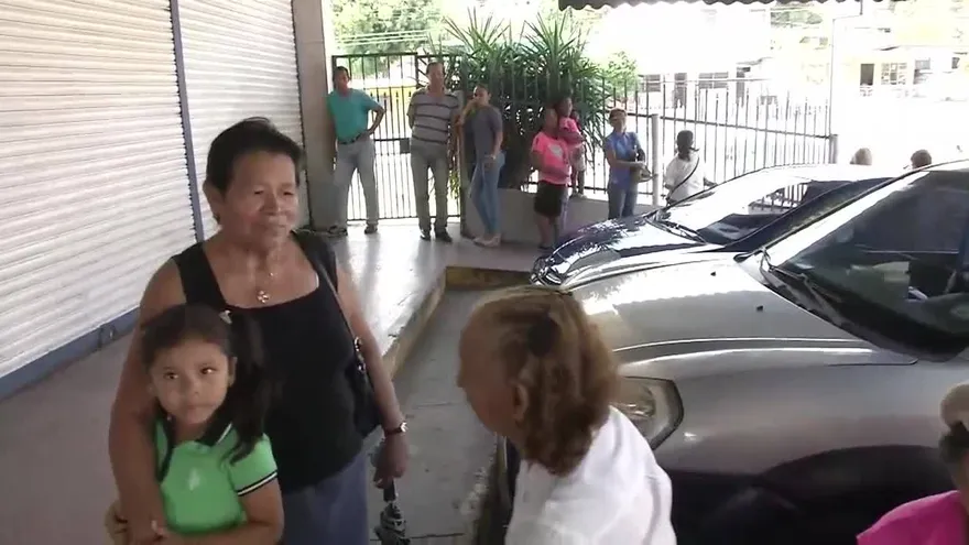 Clientes y billeteros fueron sorprendidos por la falta de luz en la Lotería