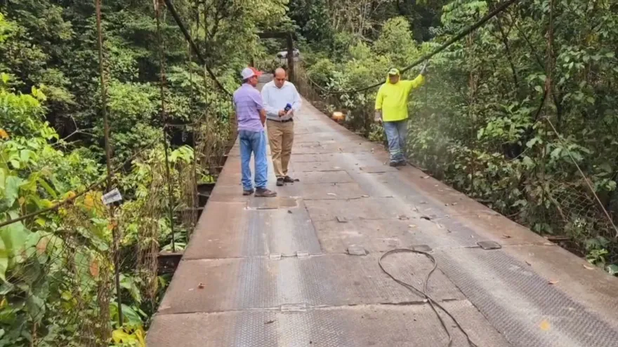 Daños sobre el puente del río Gariché.