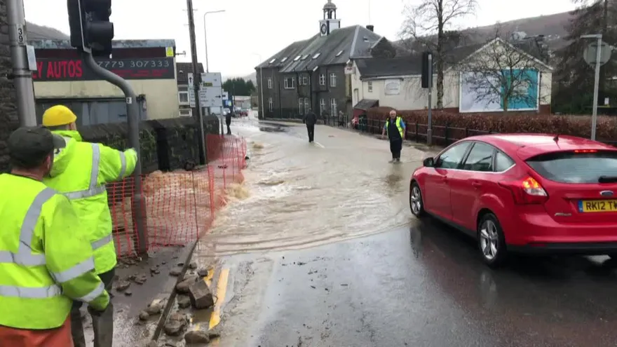 Inundaciones y transportes perturbados en el Reino Unido por tormenta Dennis