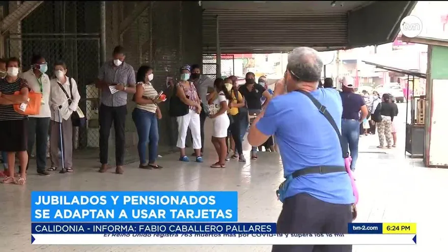 Jubilados y pensionados  se adaptan a usar tarjetas