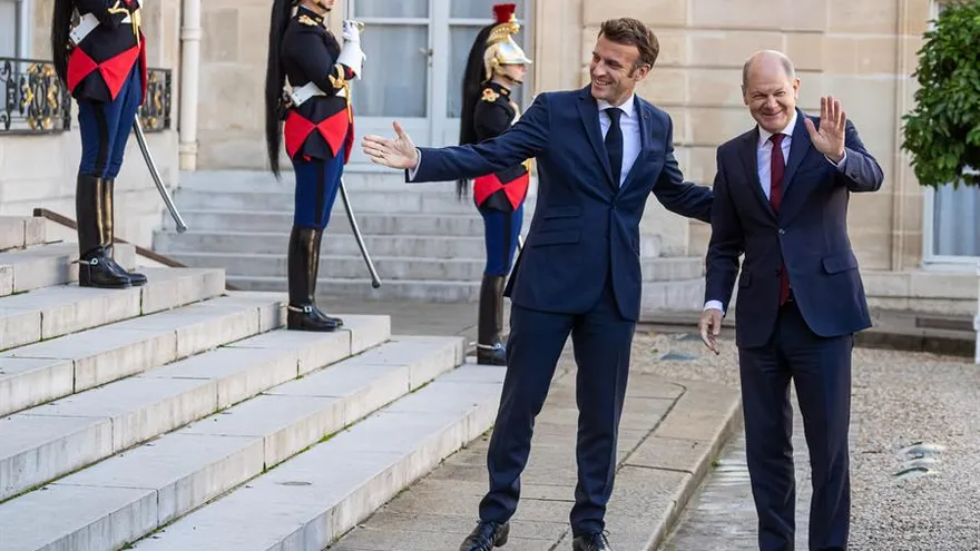 El presidente francés, Emmanuel Macron y el jefe del gobierno alemán, Olaf Scholz