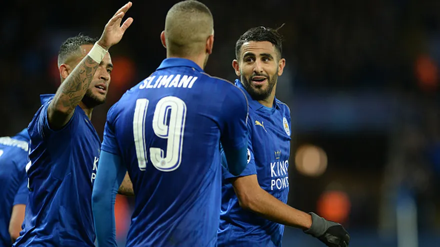 Riyad Mahrez celebra con sus compañeros el gol anotado al FC Copenhague