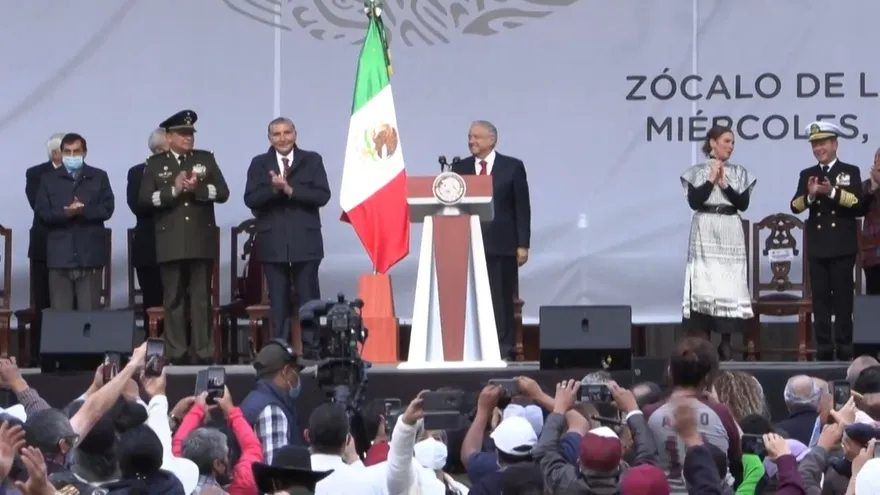 Presidente de México celebra "control de la pandemia" ante una multitud en la capital