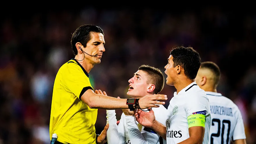 Deniz Aytekin escucha los reclamos de algunos jugadores del PSG