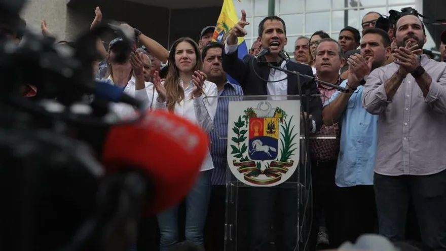 El jefe del Parlamento venezolano, Juan Guaidó, pronuncia un discurso ante seguidores este lunes tras regresar de una gira por Suramérica, en el barrio Las Mercedes, en Caracas.