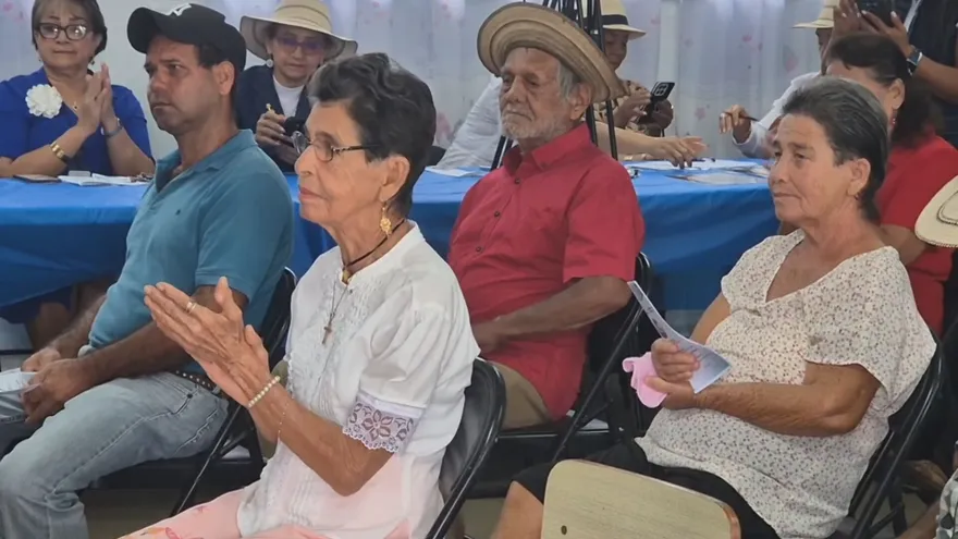 Adultos mayores aprenden a leer y escribir