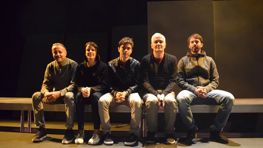 El grupo teatral cubano Argos Teatro durante un ensayo técnico de la obra "10 Millones"