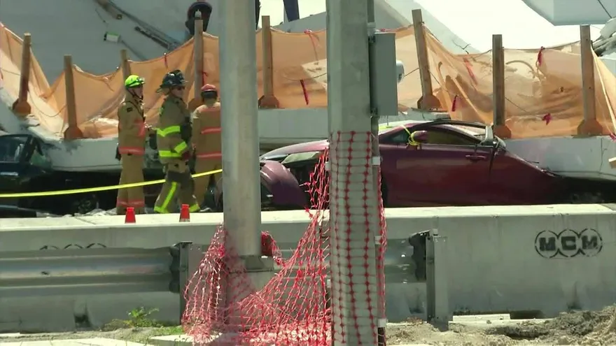 Colapsa puente peatonal sobre avenida en Miami