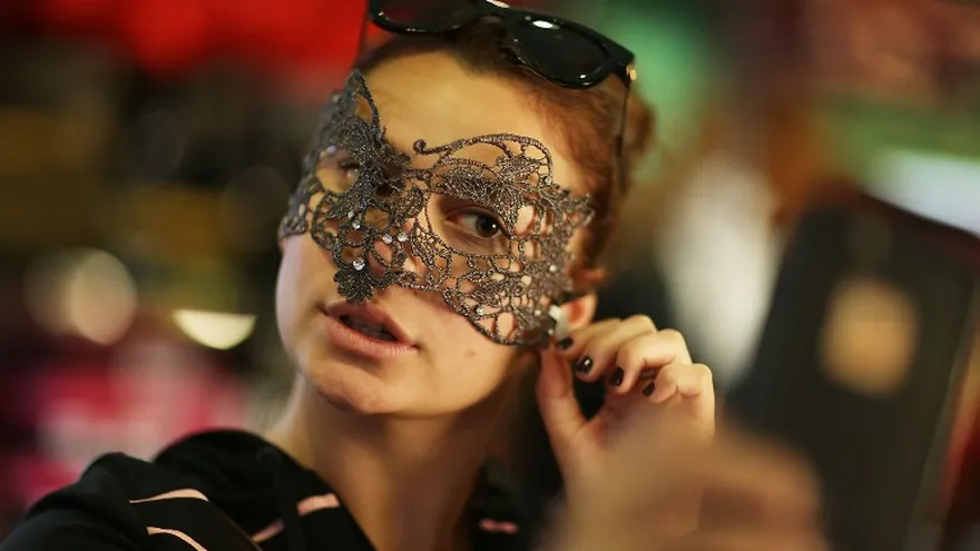 Las tiendas de disfraces se llenan dos días antes de la celebración de Halloween,  convirtiéndose en la segunda fiesta comercial más taquillera después de Navidad en los EU.