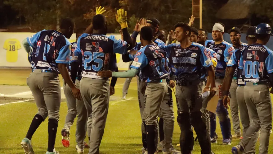 Jugadores del equipo de béisbol mayor de Colón celebran