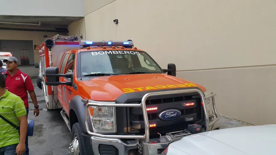 Unidades del Cuerpo de Bomberos durante atención de explosión en Alta Plaza Mall.