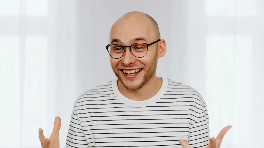 Una pesona con calvicia