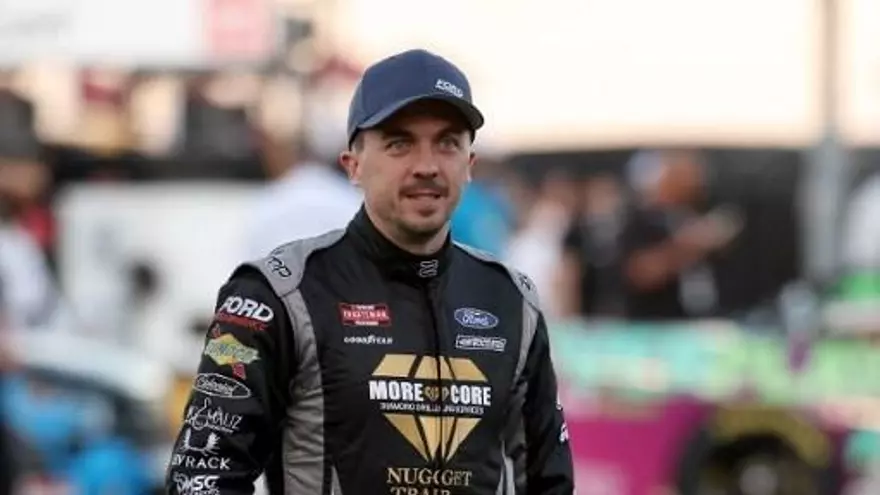 Frankie Muniz se fractura y pausa su carrera en NASCAR tras un accidente doméstico