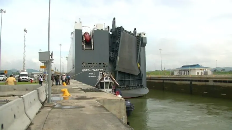 El buque portavehículos más grande del mundo atraviesa el Canal de Panamá