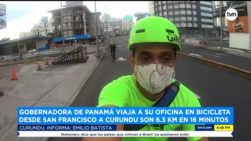 Gobernadora de la casa al trabajo en bicicleta