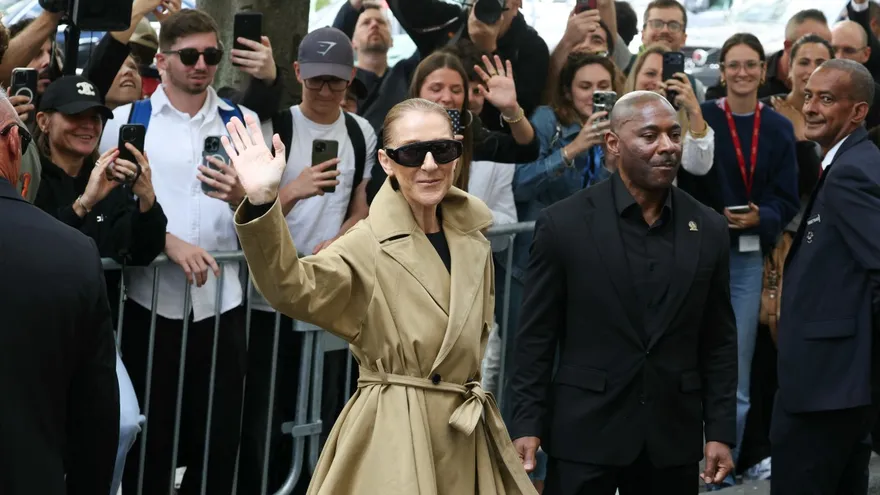 Céline Dion recibida por fanáticos en París, donde dará una serie de conciertos.
