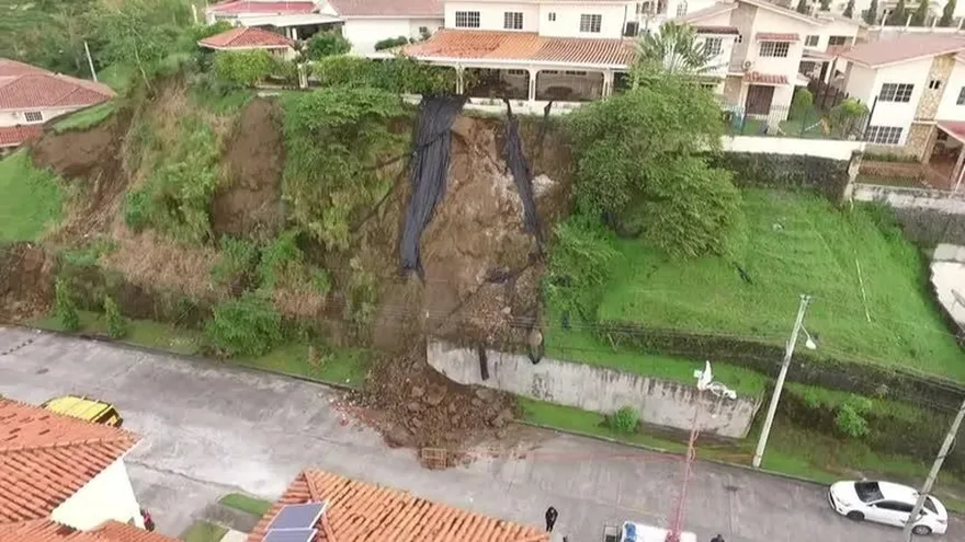 Caída de rocas afectan residencias en Bosques de Cibeles