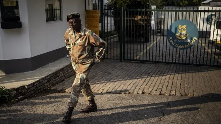 Sudáfrica decreta confinamiento y despliega al ejército para hacerlo respetar