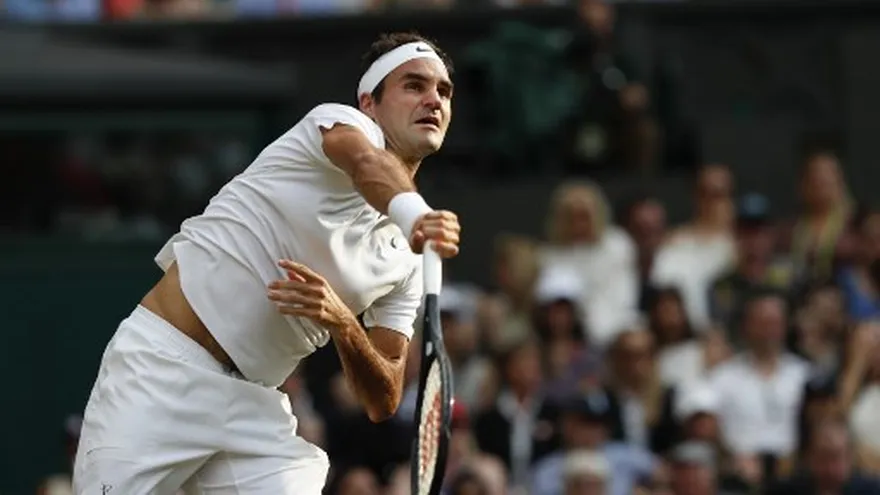 Federer avanza sin problemas a la tercera ronda en Wimbledon.