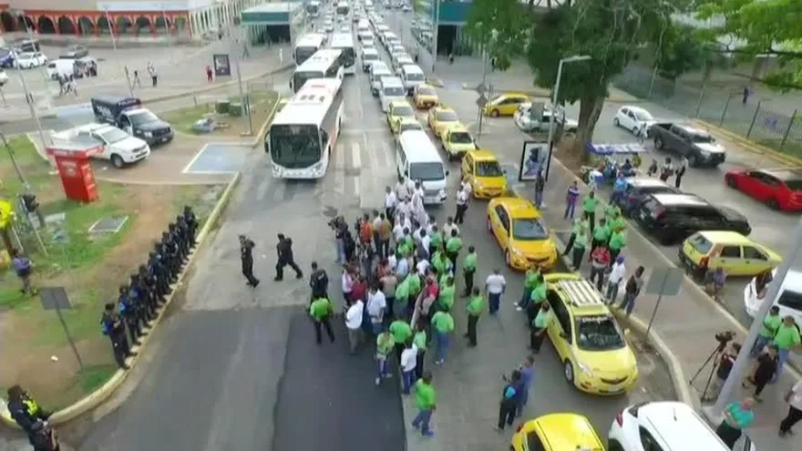 Taxistas obstruyen la vía España