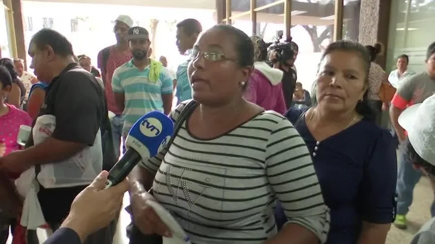 Buhoneros protestan por permisos de venta en ruta del desfile de Navidad