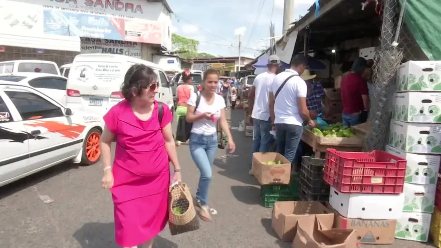 Frutas suben en precios en el Mercado de Abastos