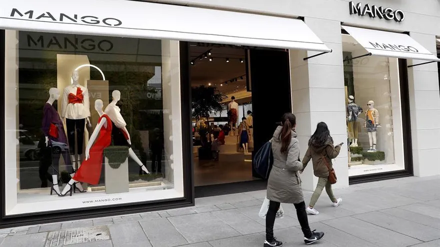 Fachada de una tienda de la firma Mango en Madrid.