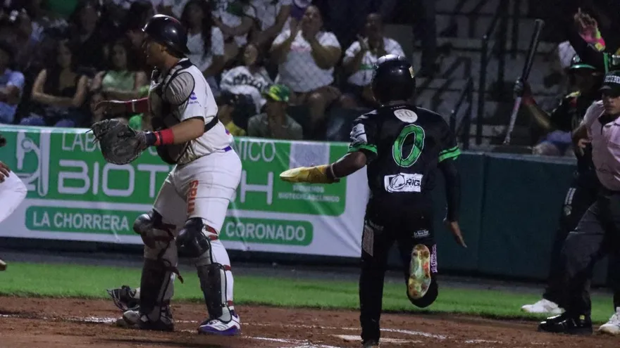 Acción del partido entre los equipos de béisbol juvenil entre Panamá Oeste y Panamá Este