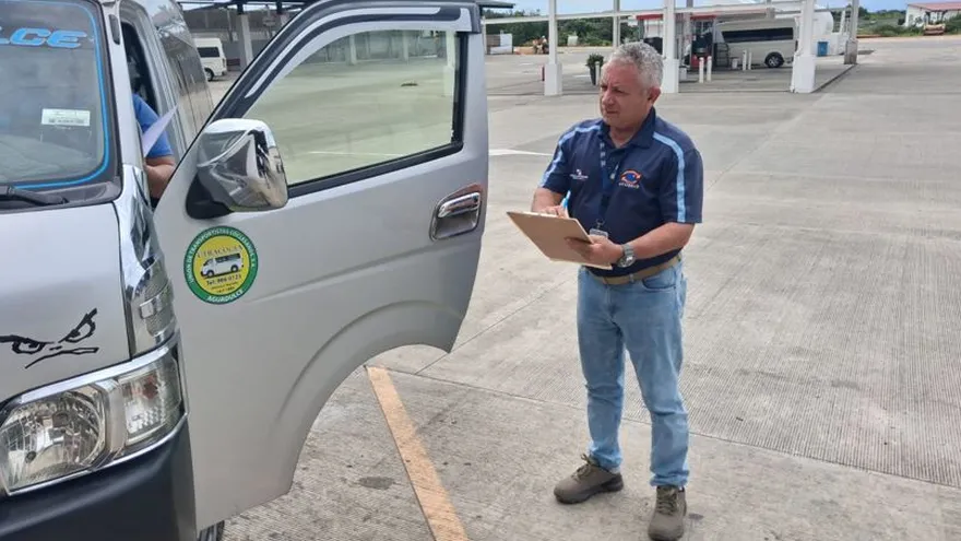 Personal de Acodeco realizando inspección al transporte en Coclé
