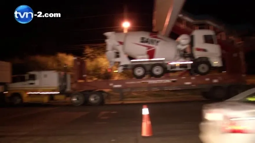 Camión derriba 5 postes de luz en Chilibre