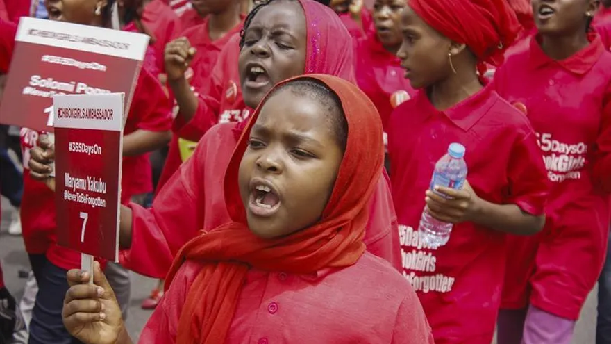 Fotografía de varias niñas nigerianas que protestan a las puertas del Ministerio de Educación durante una manifestación por el primer aniversario del secuestro de cientos de estudiantes nigerianas en Chibok, en Abuya (Nigeria).