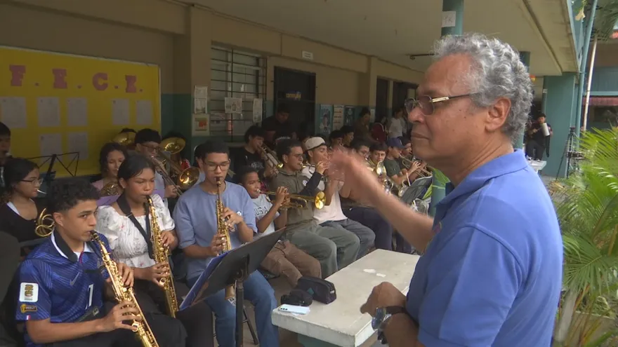 Bandas escolares afinan sus instrumentos para los desfiles patrios de noviembre