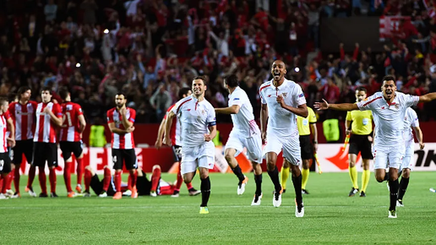 Jugadores del Sevilla celebran su pase a semifinales ante la tristeza del Athletic