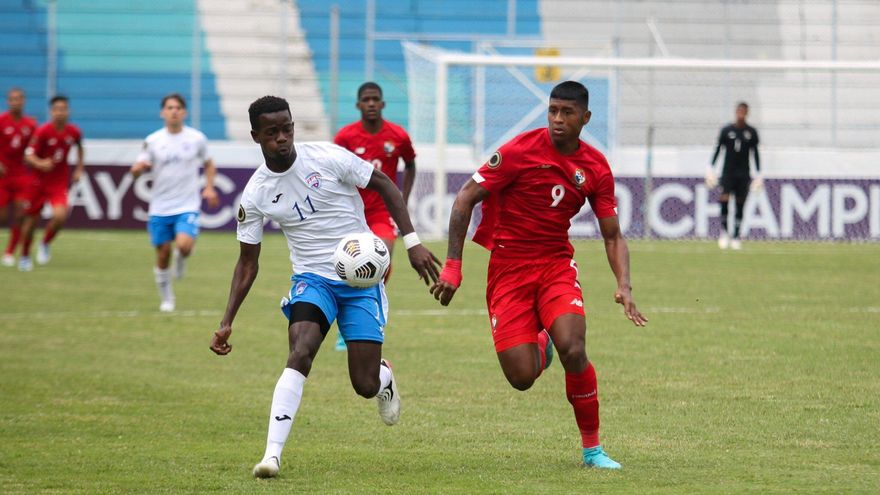 Leonel Tejada (d), de Panamá, disputa el balón con Alejandro Delgado (i), de Cuba