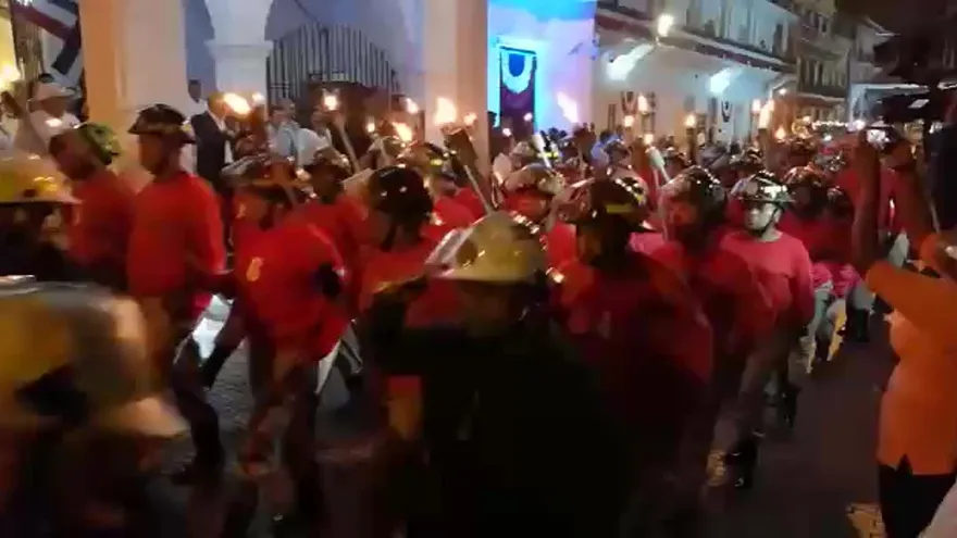 Bomberos participan del desfile de antorchas