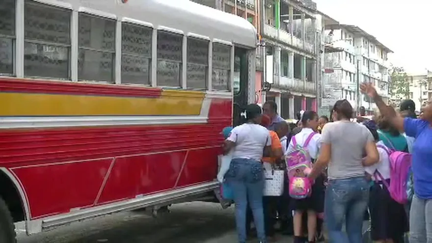 Realizan traslado de estudiantes por escuela en mal estado en Colón