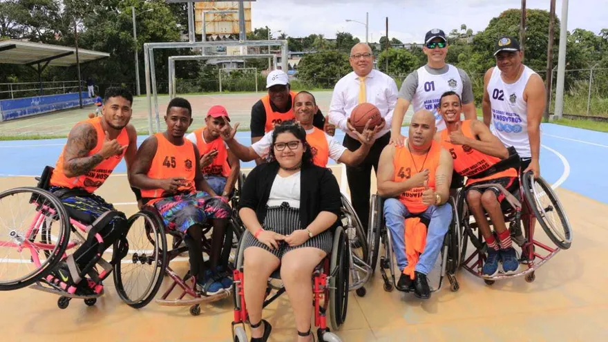 Un día especial para jugadores de baloncesto en silla de ruedas, un deporte de guerreros