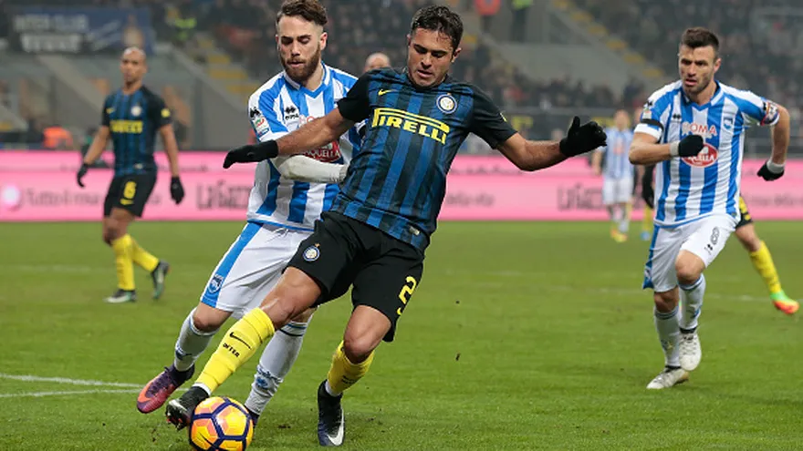 Acción del partido entre el Inter y el Pescara