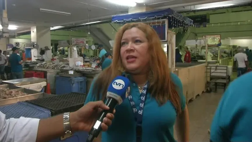 Acodeco instala tablero digital de precios en Mercado del Marisco