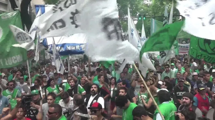 Empleados públicos argentinos marchan contra Macri